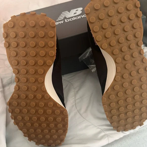 New Balance 327 Black and White Women's Lifestyle Shoes, Size 10.5 - Picture 4 of 5